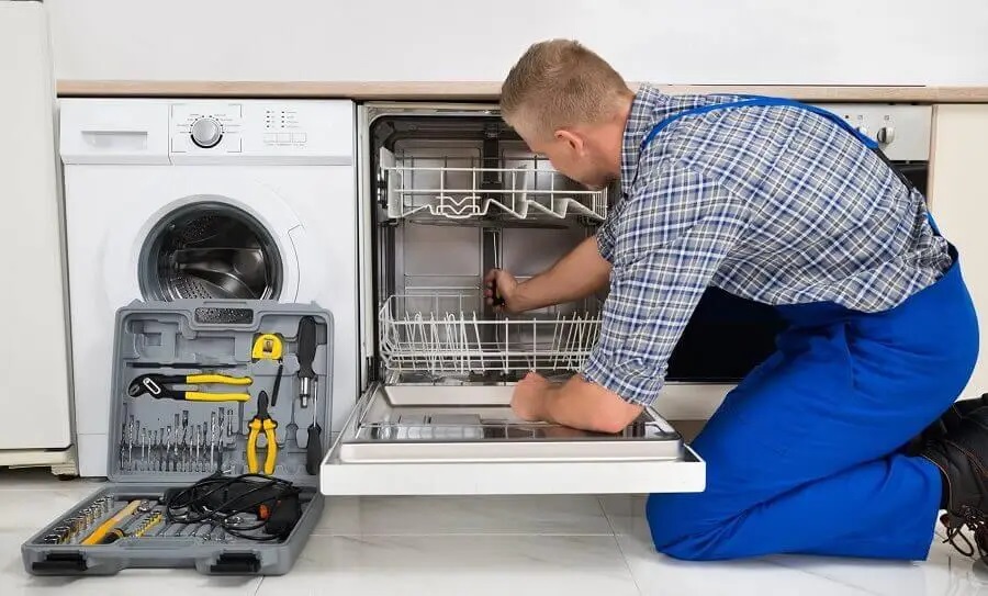 Dikili Smeg servisi teknisyen ekibi beyaz eşya tamiri yaparken